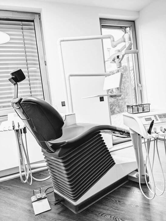 Behandlungseinheit im Zimmer von Zahnarzt